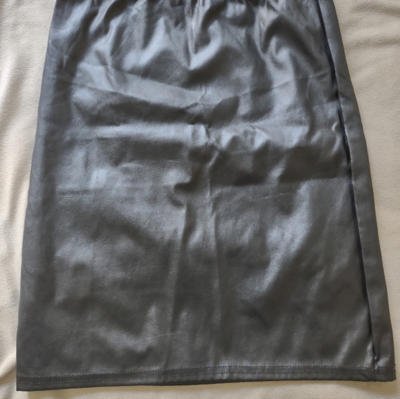 SALE Black imitation leather skirt Size 4. - Picture 3 of 3
